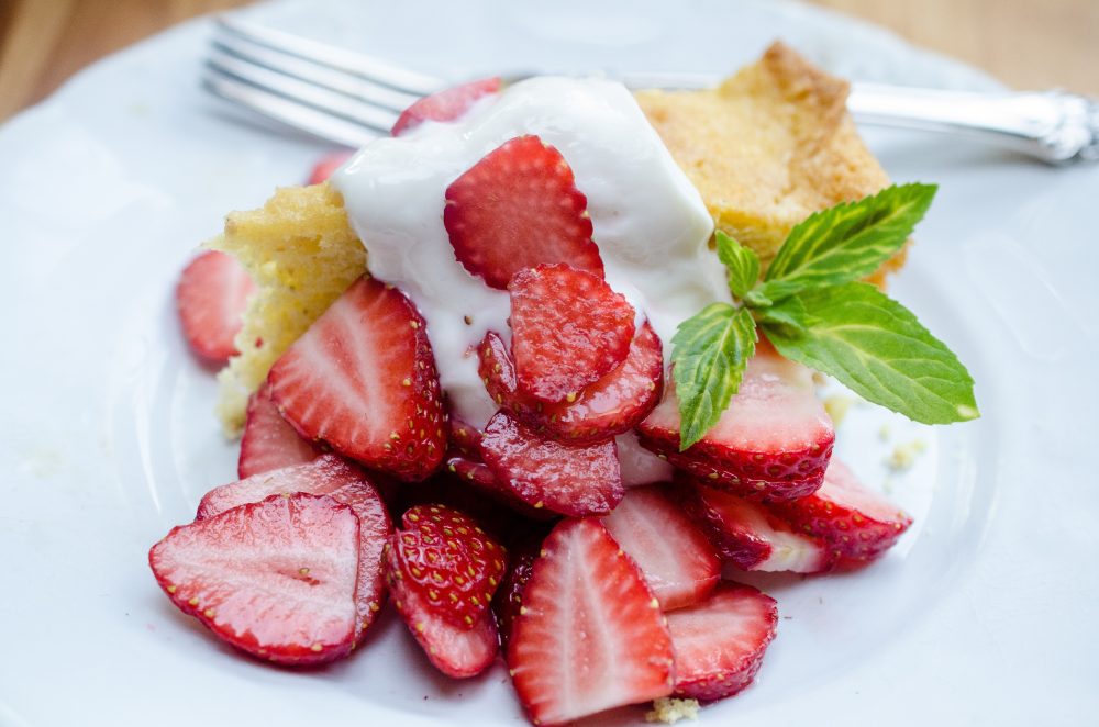 You are currently viewing Summer Fruit Desserts: Cornmeal Skillet Cake