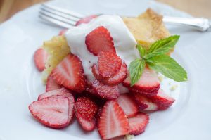 Read more about the article Cornmeal Cake with Strawberries and Vanilla Cream